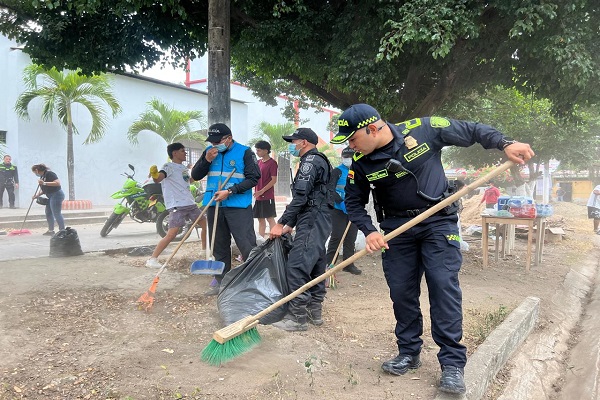 Funcionarios realizan labores de aseo y limpieza