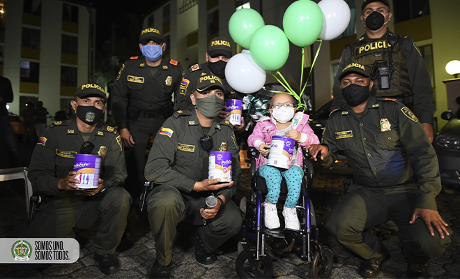 pilicias cumplen sueño a niña con hueso de cristal