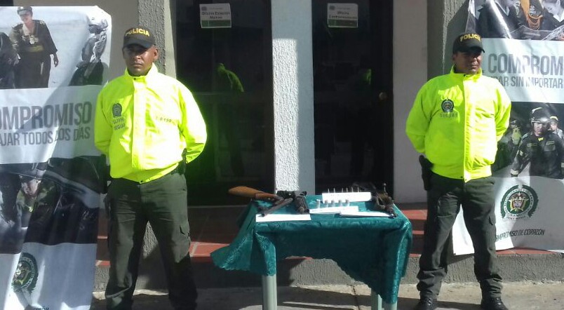 Hallado armamento en medio de la maleza que iba a ser utilizado para atracar a viajeros policías-y-armas-incautadas