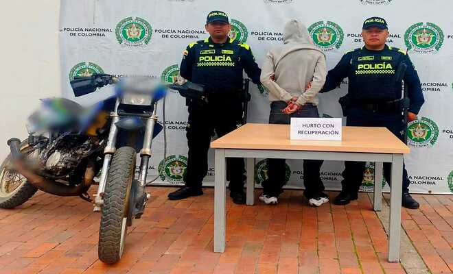 polic&iacute;as con persona capturada y motocicleta recuperada