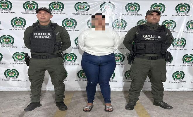 Policías del Gaula Boyacá con una capturada