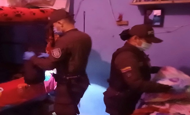 Inspección de sala de retención transitoria por dos policías 
