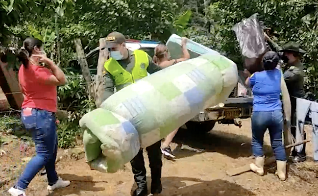 Policías_y_comunidad_se_unieron_en_un_gesto_de_Solidaridad_1