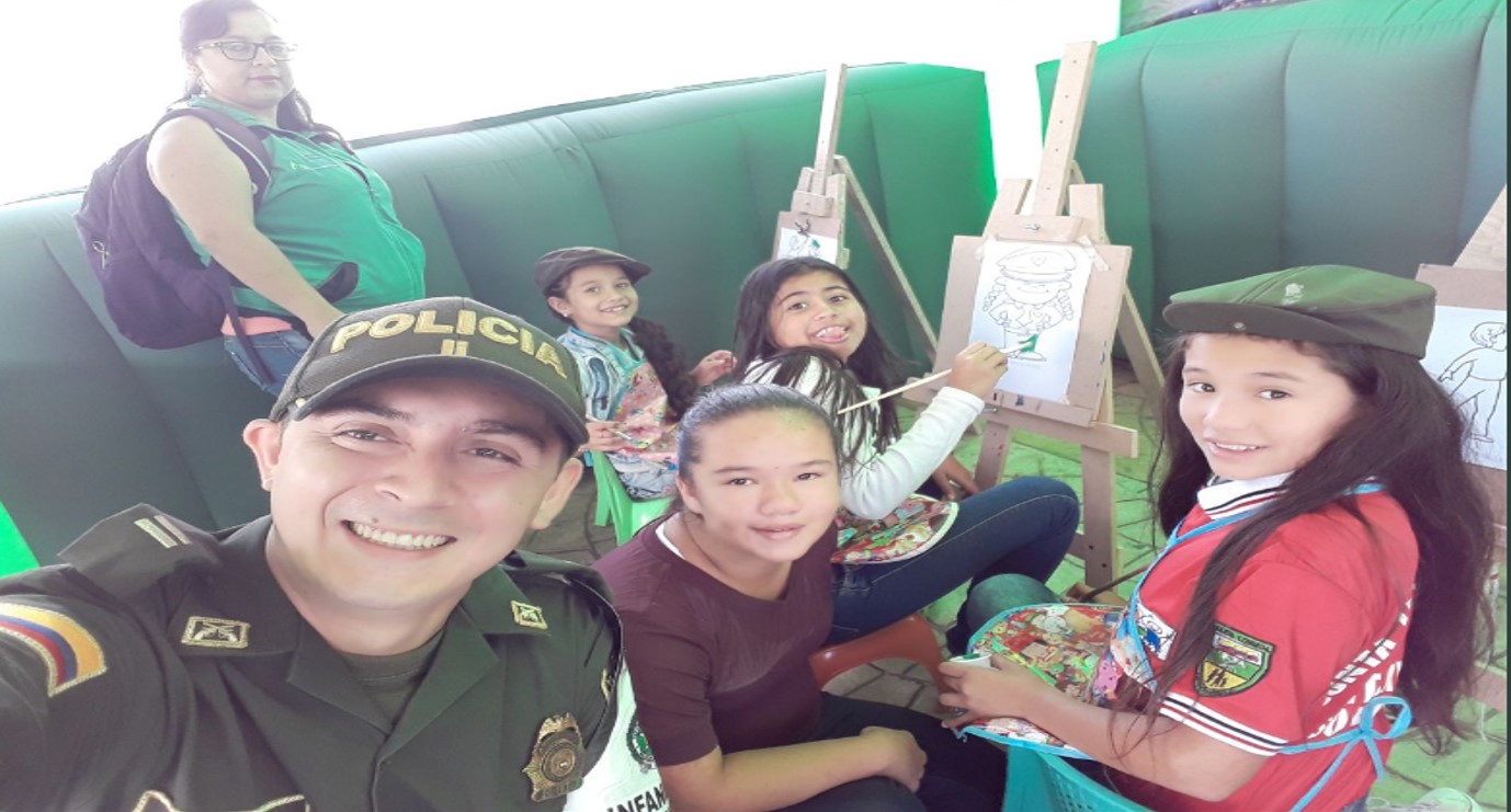 la idea es que los niños hagan buen uso del tiempo libre y desarrollar el arte mediante la pintura  Poli- Picassos estrategia de la Policía para fomentar la creatividad de nuestros niños