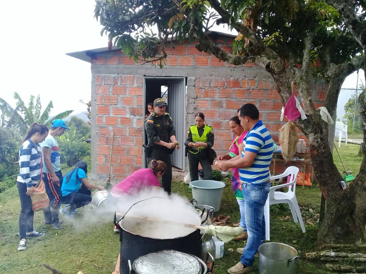 Policías preparan sancocho para compartir con la comunidad  preparando_el_sancocho_comunitario