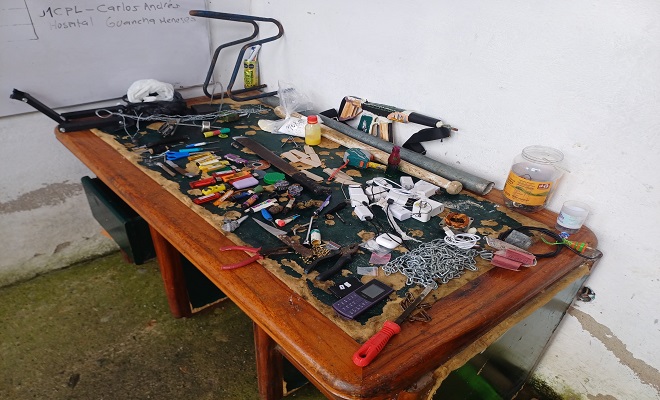 Mesa donde se presentan elementos encontrados al interior de las celdas