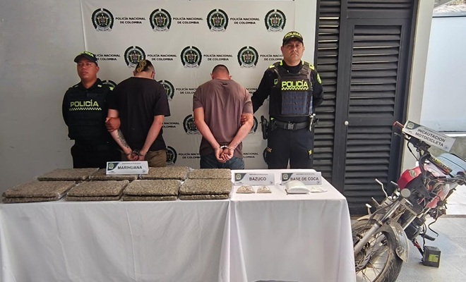 Policías custodian a persona capturada en la meza estupefaciente incautado 