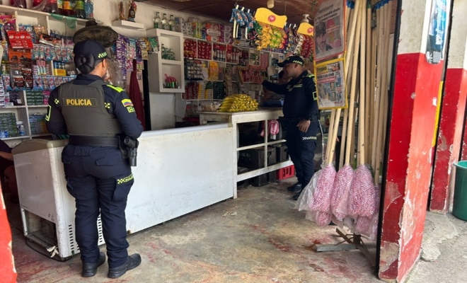 dos uniformados de la policía nacional brindando capacitación en convivencia al ciudadano 