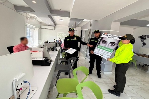 Dos Policías de turismo y una de la SIJIN socializando al ciudadano la campaña contra la explotación sexual de menores