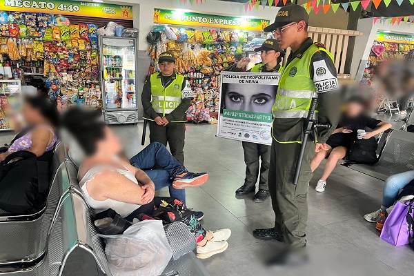 Funcionarios realizando campaña preventiva