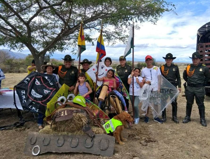 participantes del primer concurso de cometas en Villavieja primer_concurso_de_cometas-policía-Huila