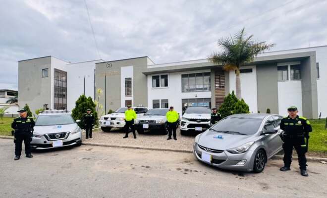6 polic&iacute;as y 5 veh&iacute;culos incautados