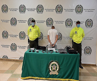 La Policía Nacional logró la recuperación de elementos de comunicaciones que habían sido hurtados a la Dimayor 1 persona capturada-policías custodiando