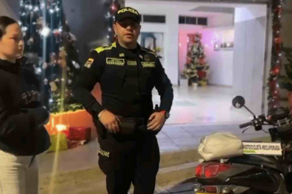 Policía haciendo entrega de motocicleta recuperada a ciudadano