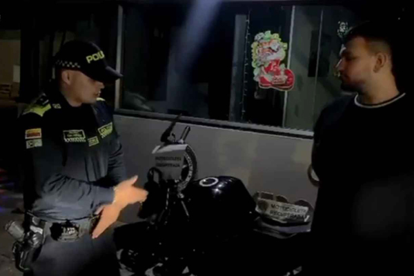 Policía haciendo entrega de motocicleta recuperada a ciudadano