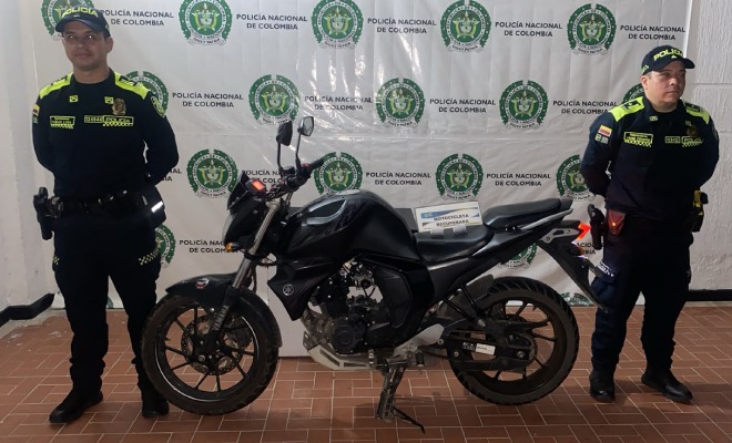 Motocicleta recuperada en medio de dos polic&iacute;as