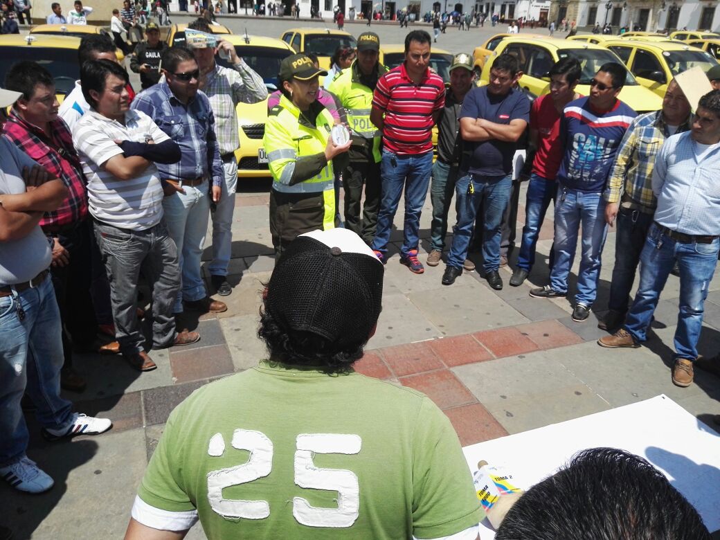 unidos-redes-apoyo-taxistas-policia redes-apoyo-taxistas-policia