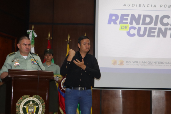 Señor Brigadier General William Quintero exponiendo la rendición de cuentas vigencia 2025 a su lado hombre intérprete de lengua de señas