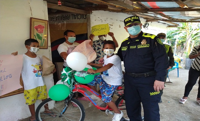 Policía Metropolitana le cumple el sueño a Moisés en esta navidad Policía Metropolitana le cumple el sueño a Moisés en esta navidad