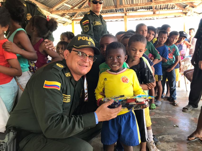 Mas de 15 mil regalos fueron entregados por la Policía Nacional a niños de escasos recuersos en Bolivar  La policia Nacional entrego mas de 15 mil regalos a niños en Bolivar