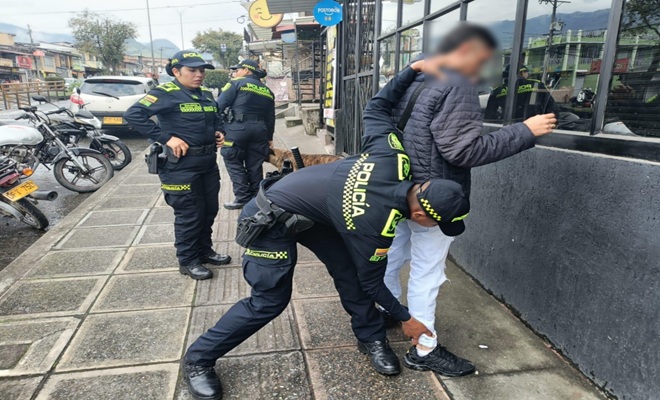dos policías practicando el registro personal a un ciudadano 