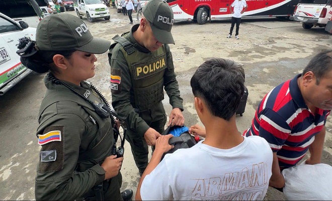 Dos policías solicitan antecedentes a ciudadanos en terminal de transporte de Mocoa 