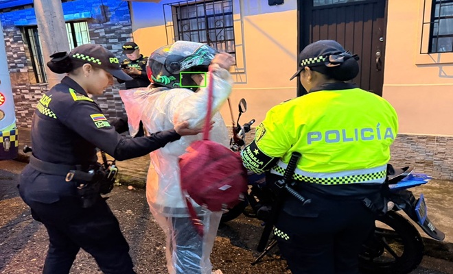 Dos policías realizando plan de control