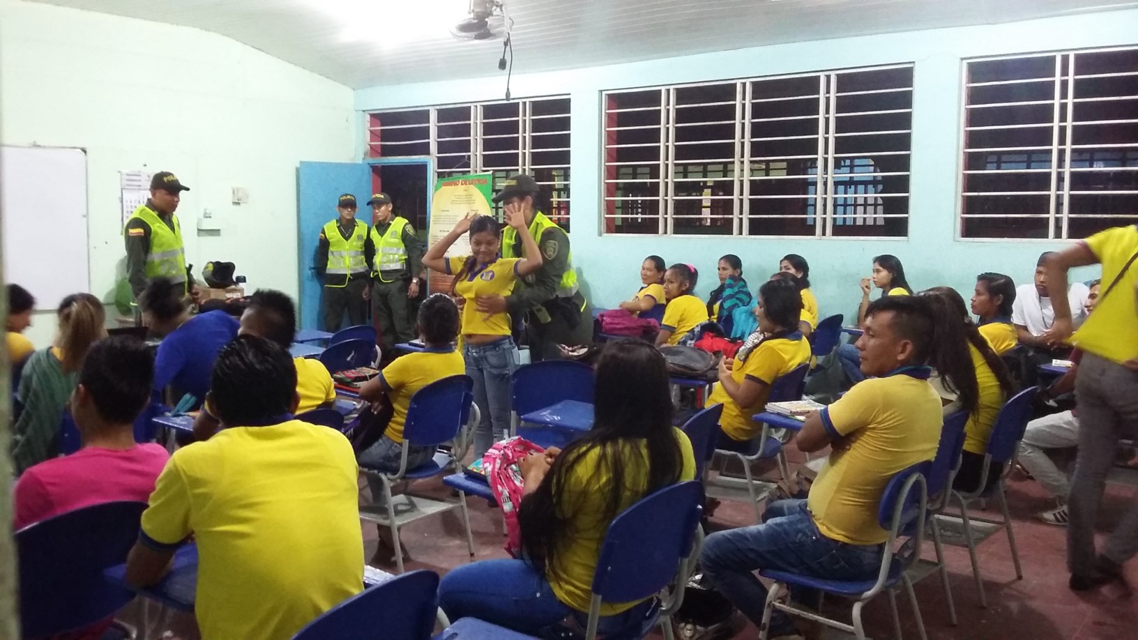 769 estudiantes fueron sorprendidos por la policía en la noche al interior de su colegio 