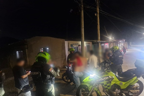 Tres Policías realizando solicitud de antecedentes a persona