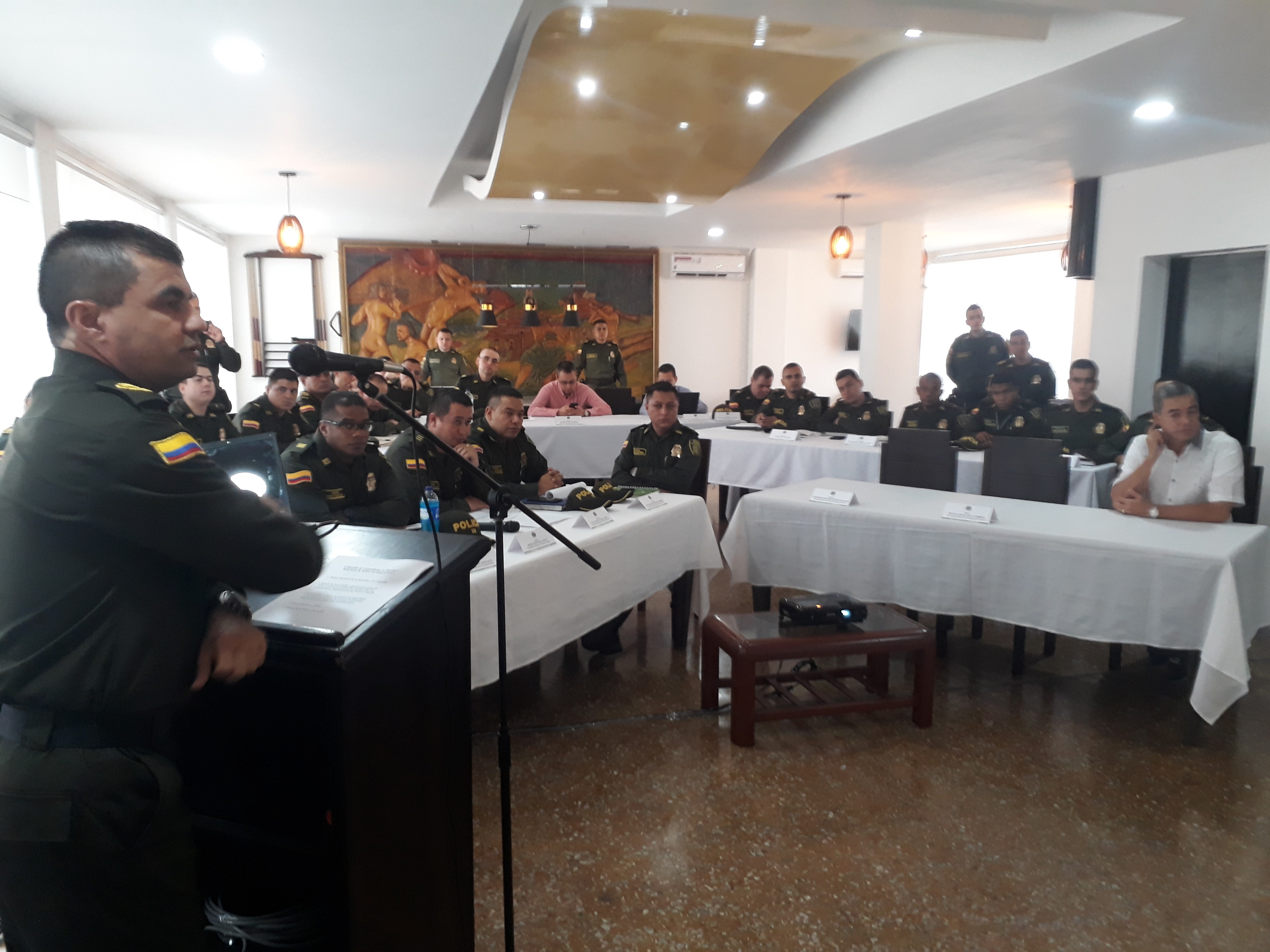 Aporte del proceso de Modernización y Transformación Institucional reunion-comandantes-mti-florencia