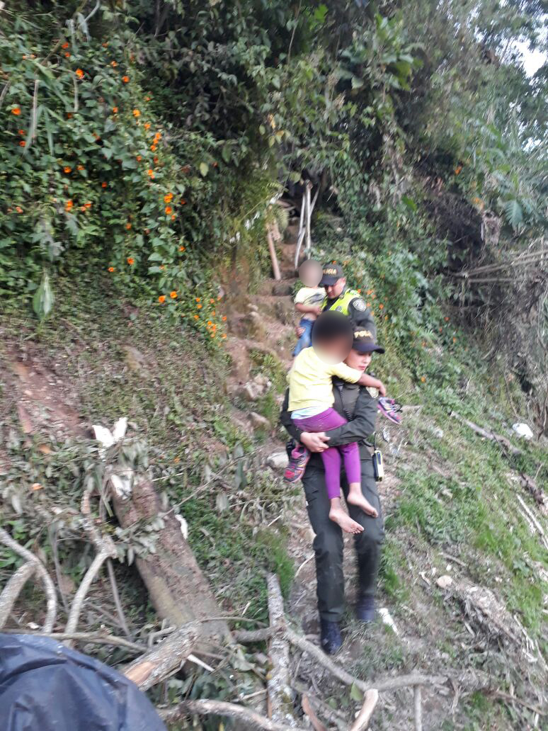 Policía evacua una mama con tres hijos en zona de alto riego Policía evacua una mama con tres hijos en zona de alto riego