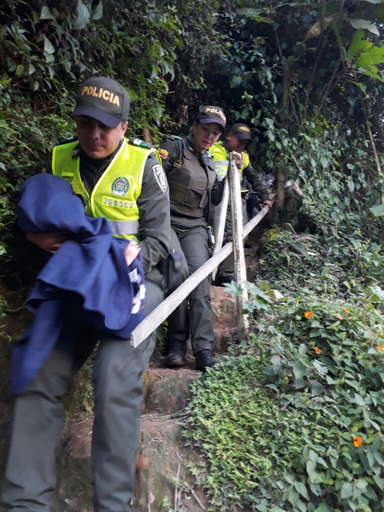 Policía evacua una mama con tres hijos en zona de alto riego Policía evacua una mama con tres hijos en zona de alto riego