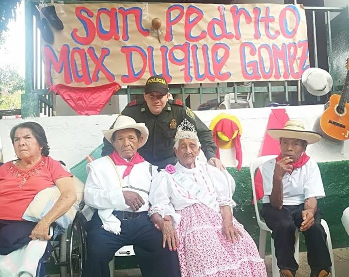 Policías celebran san pedrito con adultos mayores Huila san_pedrito_con_abuelos_de_tello