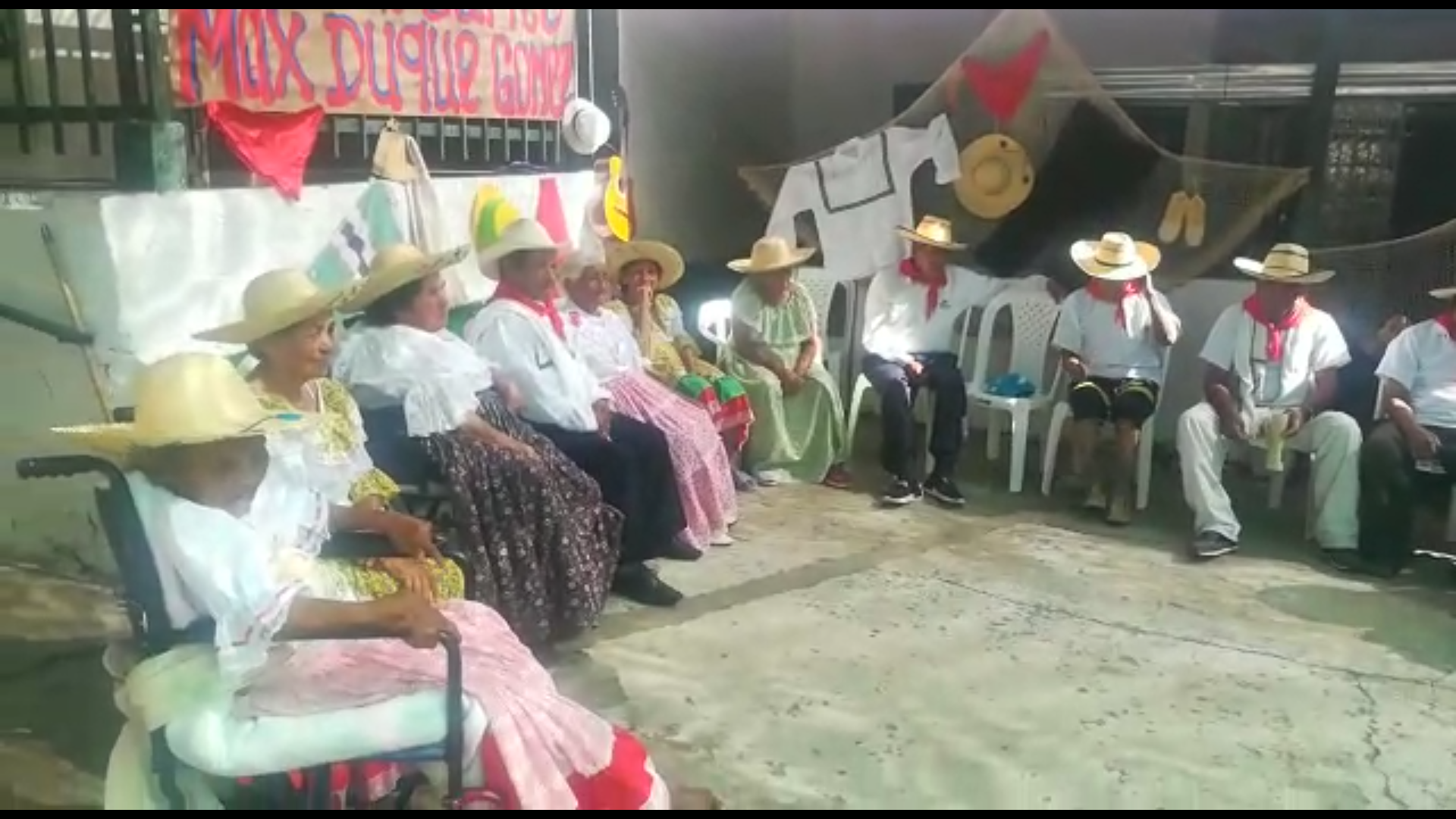 15 abuelos celebraron el san pedrito con la Policía en Tello san_pedrito_con_abuelos_de_tello