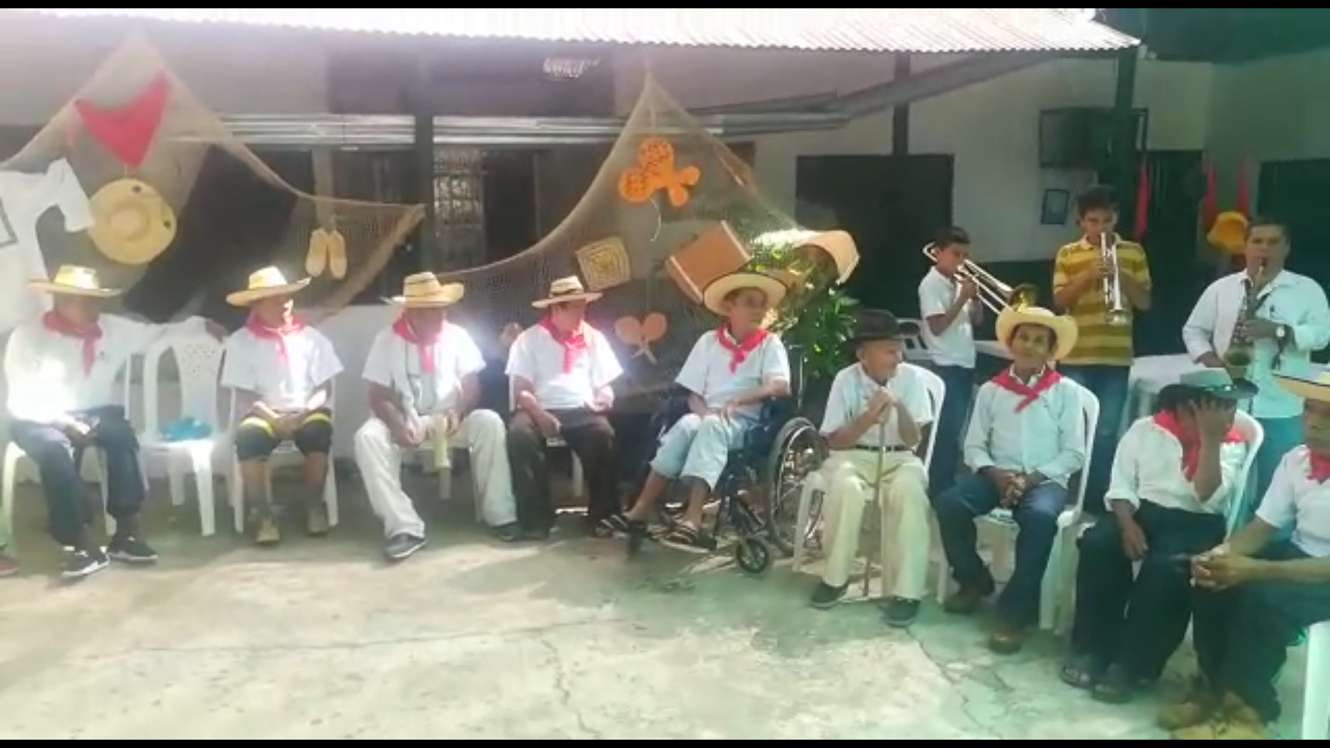 15 abuelos celebraron el san pedrito con la Policía en Tello san_pedrito_con_abuelos_de_tello