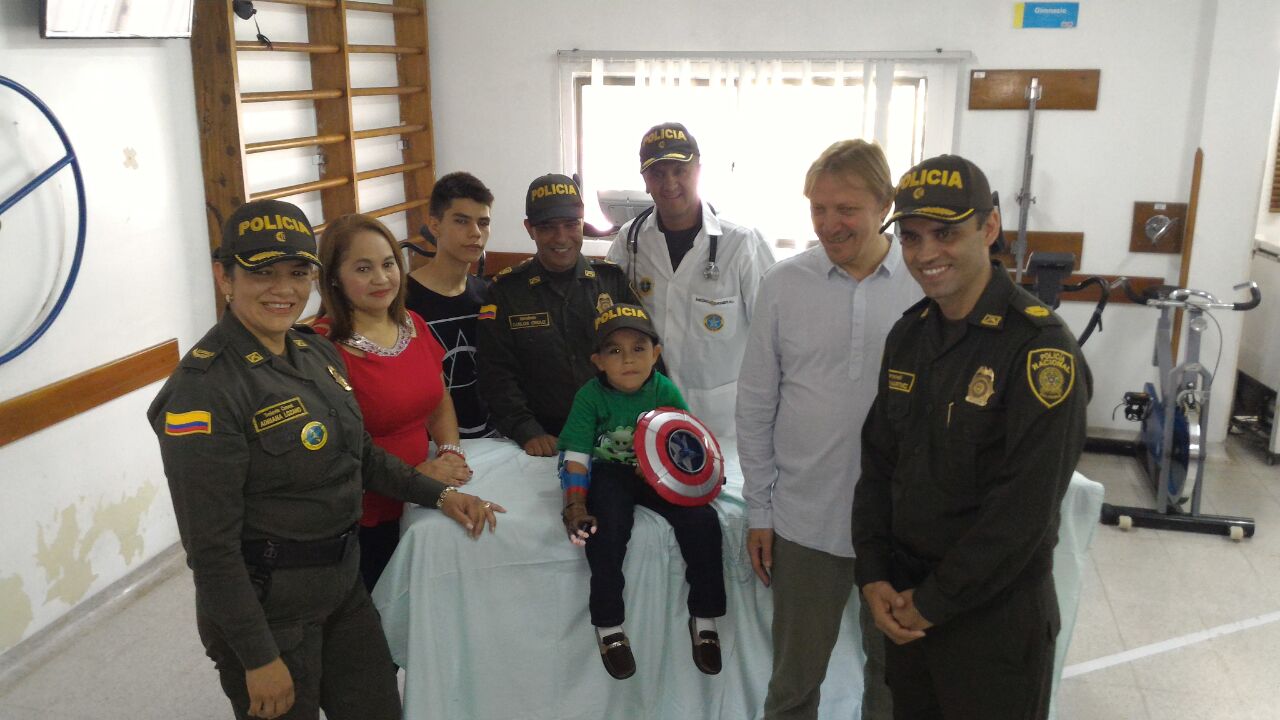 El mejor regalo de navidad, una prótesis animada para Santiago -Policia-Santander El mejor regalo de navidad, una prótesis animada para Santiago-Policia-Santander