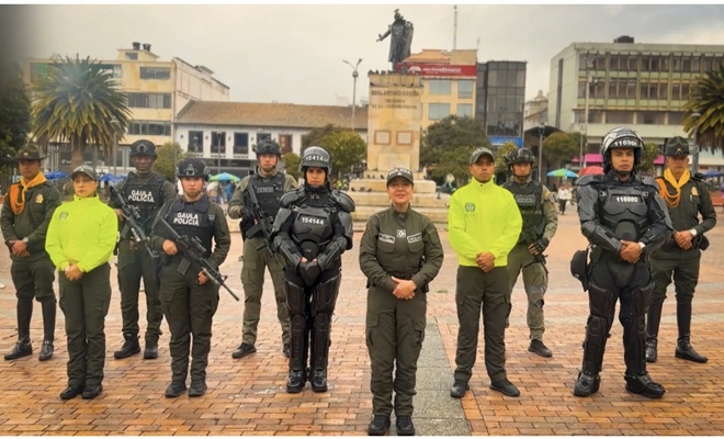 11 funcionarios policiales en formacion en la plaza de nari&ntilde;o durante una jornada preventiva o de seguridad 