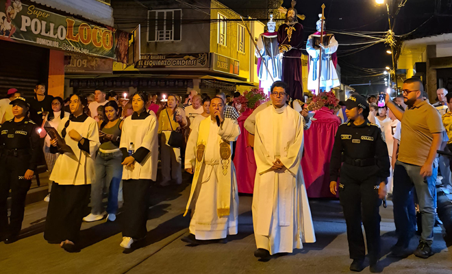 Uniformada en la procesión de la iglesia católica 