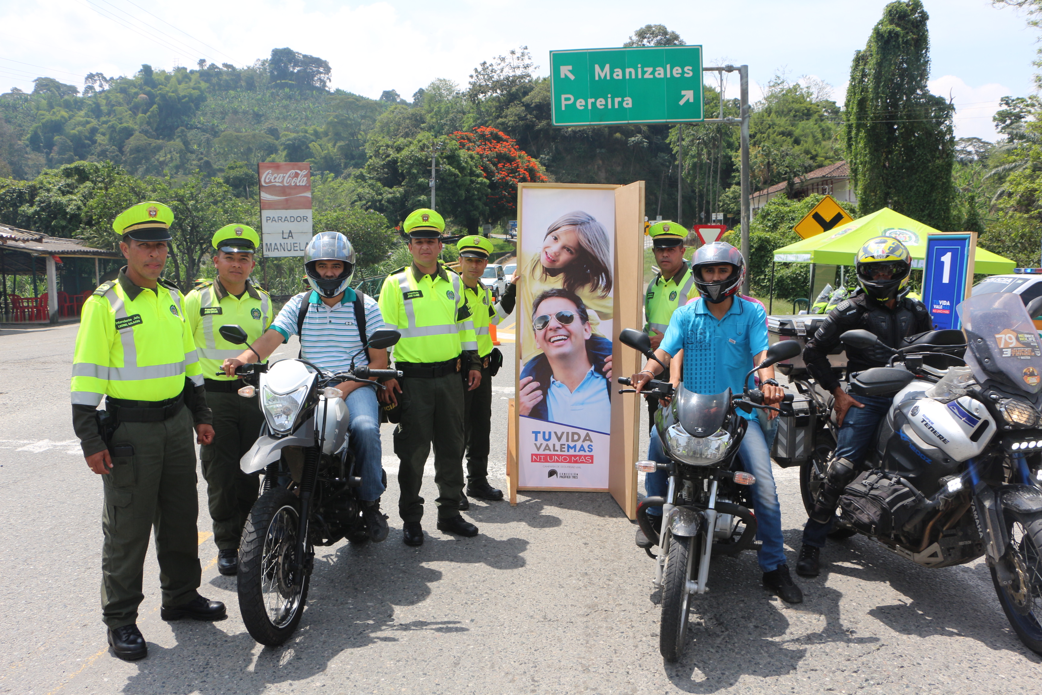 Policías de transito en Manizales invitan a los usuarios a decidir en semana santa  Policías de transito en Manizales invitan a los usuarios a decidir en semana santa
