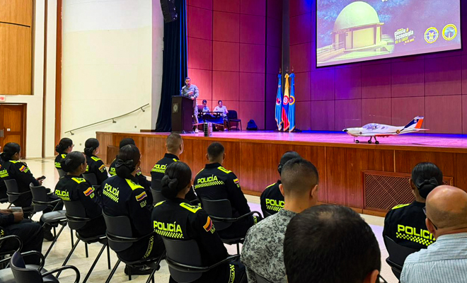 Uniformados participando en ponencia de investigación
