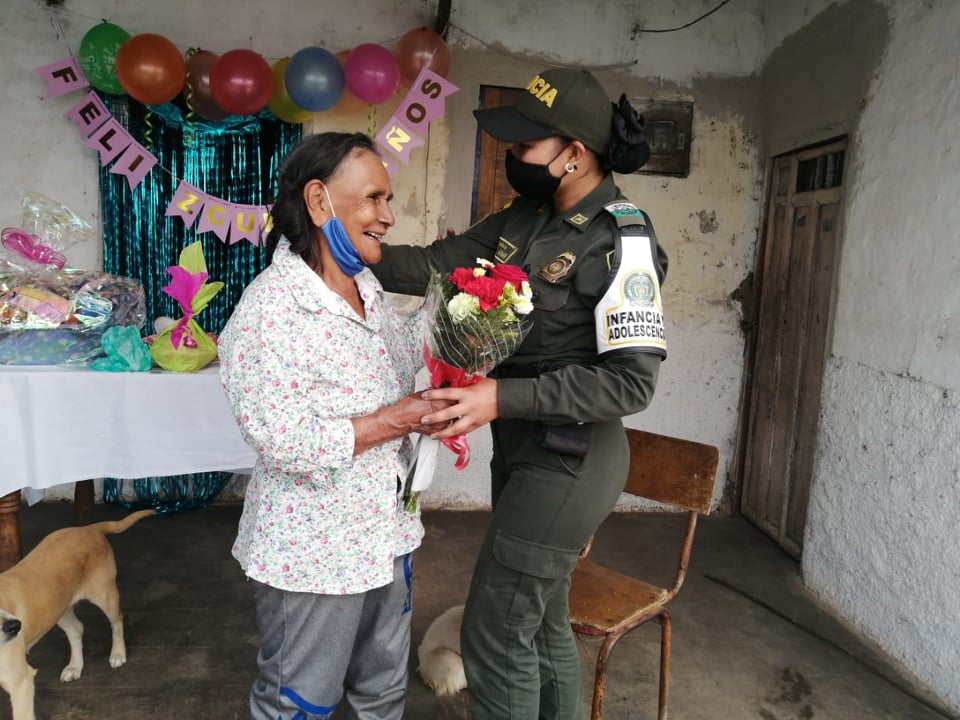 Rosas en su cumpleaños 87  senora_rosalia_y_patrullera_adriana