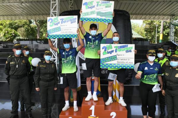 competidores en el podio-policías alrededor
