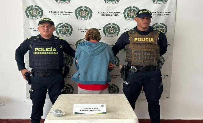 Dos policías con un capturado