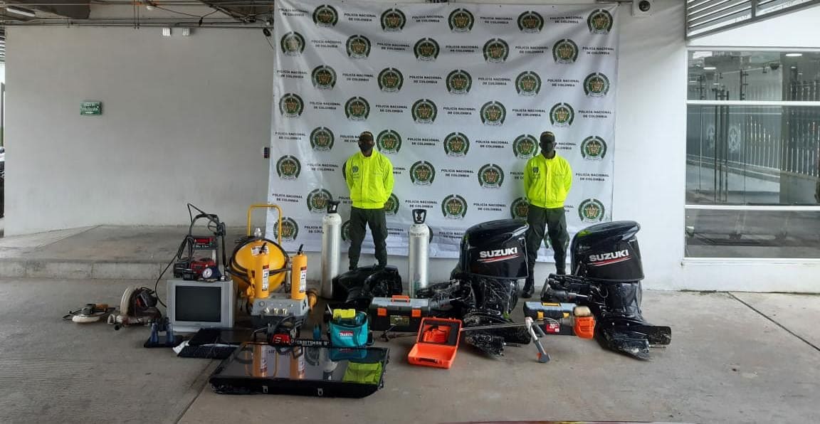 SIJIN_Recupera_elementos_a_un_Barco_Ambulancia SIJIN_Recupera_elementos_a_un_Barco_Ambulancia