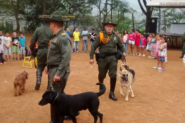 La estación de Policía el Lido entrega kit escolares