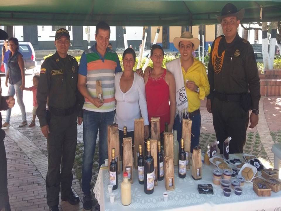 Este grupo de mujeres conformaron una asociación para ser más competitivas en el mercado y con la ayuda de la Policía Nacional a través de los patrulleros técnicos agropecuarios capacitados por el SENA 