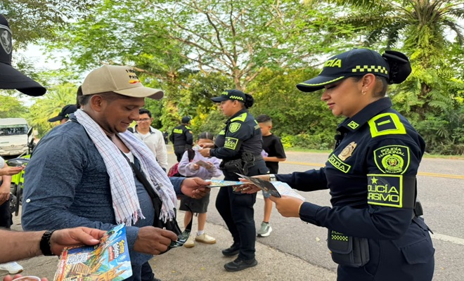 Dos uniformadas de la Polic&iacute;a Nacional interactuando con los viajeros, brindando recomendaciones de protecci&oacute;n y seguridad.