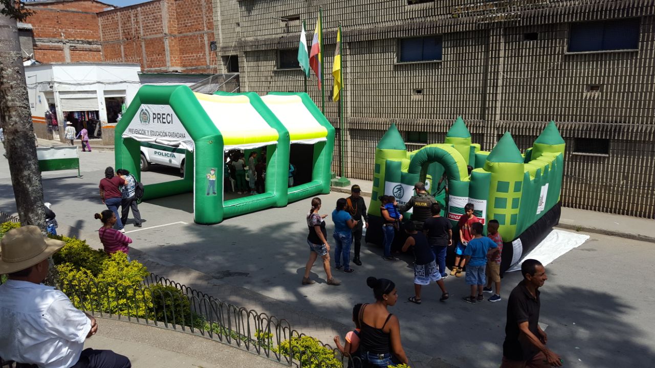 Con-una-gran-oferta-institucional-policía-llega-hasta-ituango-3