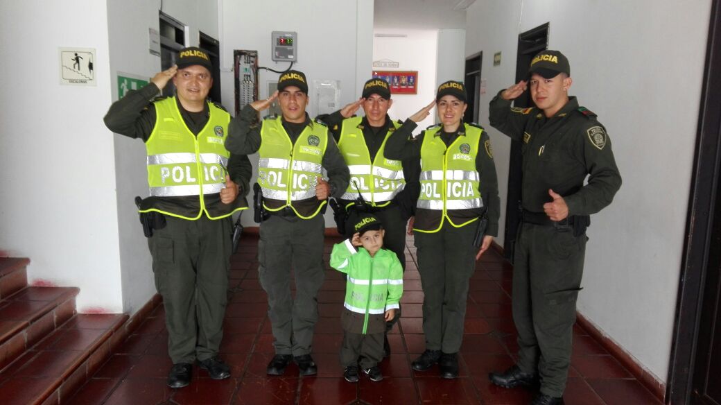 Policía cumple sueño a los hermanitos Vargas en miraflores Policía cumple sueño a los hermanitos Vargas en miraflores