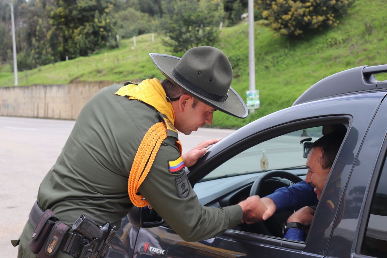Contribuimos con el desarrollo agrícola tercer-mercado-campesino-vial